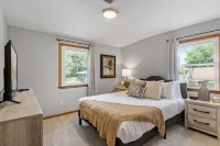 6BR Home w public Lake Access 1.8miles 2 DT Wayzata, enjoy the lake year round! Hotels in Minnetonka