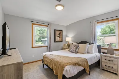6BR Home w public Lake Access 1.8miles 2 DT Wayzata, enjoy the lake year round! Hotels near General Store of Minnetonka