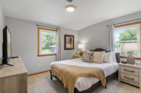 6BR Home w public Lake Access 1.8miles 2 DT Wayzata, enjoy the lake year round! Отели рядом с достопримечательностью «Моррис Миннетонка Сабару»