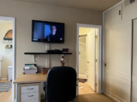 Charming Studio w/ Fireplace & Kitchen — Steps to Sand