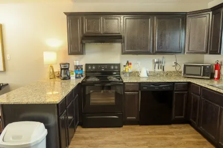 Lux 2 Bedroom 2.5 Bath / Dog Friendly 511A Отели в г. Лейк-Чарльз