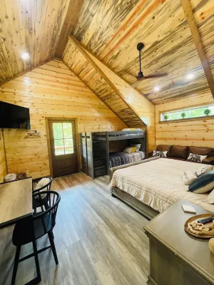 New Log Cabin on 70 acres! Lake, kayaks, pool table, arcades, cascading hot tub!