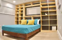 The Sputnik • Sleeps 20 • Pool • 10 minutes to Beaches • Family-Friendly 가든 서클 공원 주변 호텔