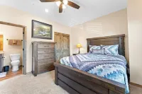 Pine Cone Lodge-Private Hot Tub, Pool Table, 2 Pools & Splash Pad, Pet Friendly!
