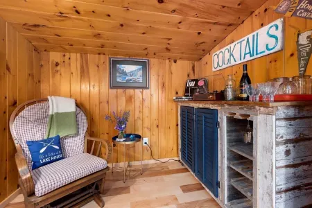 The quintessential lakeside cabin. Tradition meets today. Family, friends, pets! Отели в г. Форестпорт