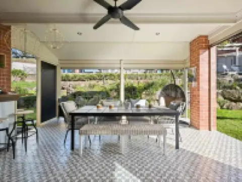 "Huonview" House on the Hill. Views for miles. 5 mins from CBD Hotels in Wodonga