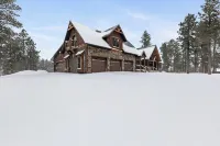 Expansive 7 bedroom, 3 car garage, 2 hot tubs, paved roads, wifi & pool access Hotels in 