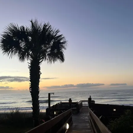 Deluxe 1 Br Ocean Front , King Bed, Elevator, Pool, Linens & Screened Porch