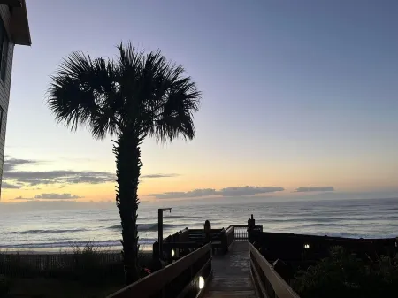 Deluxe 1 Br Ocean Front , King Bed, Elevator, Pool,   Linens & Screened Porch