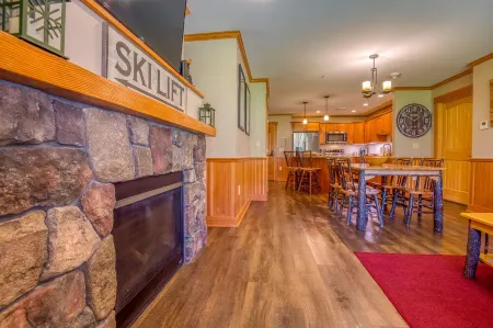 Year Round Luxury Slopeside Mountain Retreat  @ Cranmore, North Conway Отели в г. Конуэй