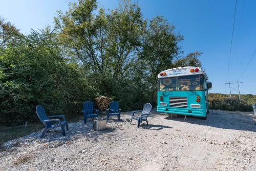 The Pinnacle Mountain Bus Stop ~ Fire pit, Frisbee Golf, Baggo, Hammock