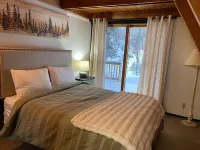 Apres’ Haus: Comfy A-Frame centrally located in Whitecap Village with fireplace