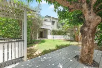A Colourful Life! 4Bed/2.5Bath/1Car ~ Queenslander