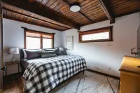 Alpine Vista- One of the best views- Brand New Renovations -3 King Beds!