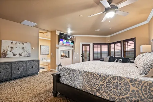 5 Bdr Beautiful Riverfront Home with Dock!