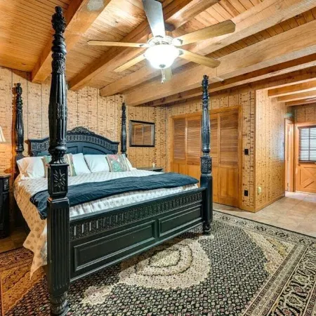 Come relax in a family friendly cabin w/ great amenities and a lake nearby!