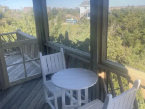 Three-bedroom house with views, decks, golf cart and home gym! Hotels in Hyde County