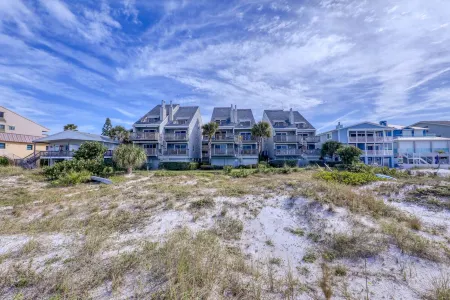 Pelicans Pointe Отели рядом с достопримечательностью «Town Square Nature Park»