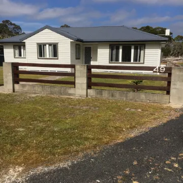 Entire House 3 bedrooms, 5 minute walk to town centre and 1 minute to beach