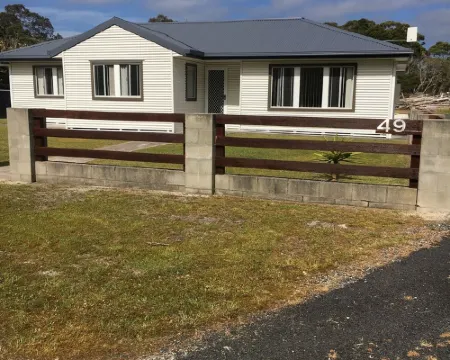 Entire House 3 bedrooms, 5 minute walk to town centre and 1 minute to beach Hotels in Strahan