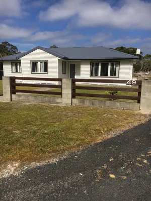 Entire House 3 bedrooms, 5 minute walk to town centre and 1 minute to beach Hotels in Strahan