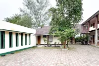 Urbanview Hotel Sabitha Kalijati Subang Hotel dekat Taman Anggur Kukulu O&i Farm Subang
