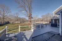 Spacious home for entertaining, centrally located to beach, ferry, and airport.