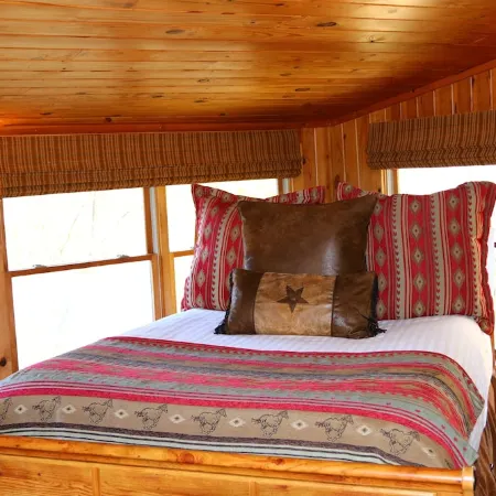 Mountain Getaway For Couples! 17 miles to Asheville, Pet Friendly, Hot Tub