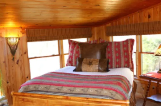 Mountain Getaway For Couples! 17 miles to Asheville, Pet Friendly, Hot Tub