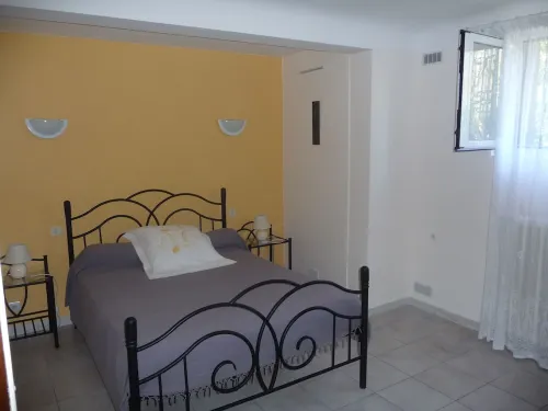 Spacious apartment in villa with large private garden and terrace near the sea