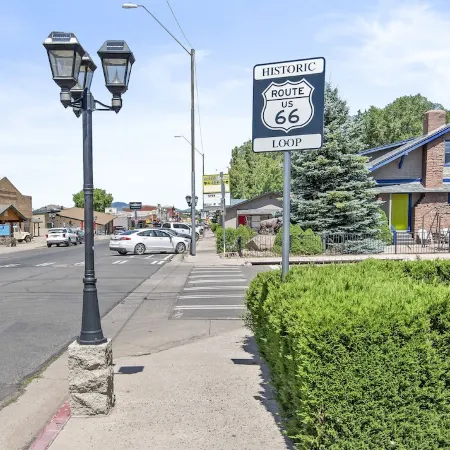 Downtown Blonde Bungalow w/Fully Fenced BIG YARD, AC, W/D, 2 Samsung Smart TVs