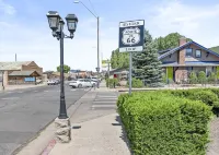 Downtown Blue Bungalow w/Fully Fenced Yard, AC, W/D, 3 Smart TVs, Den, Fast WiFi