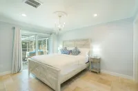 BEAUTIFUL Beach Home in NAPLES ONLY 4 miles away from the beach! Hotel in zona Kensington Golf & Country Club