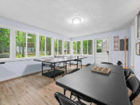 Charming 3-bedroom house with AC, WiFi, 🏓Ping-Pong, Foosball,🔥Firepit,🍔 Grill Hotéis em Gerrish Township