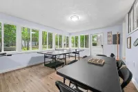 Charming 3-bedroom house with AC, WiFi, 🏓Ping-Pong, Foosball,🔥Firepit,🍔 Grill