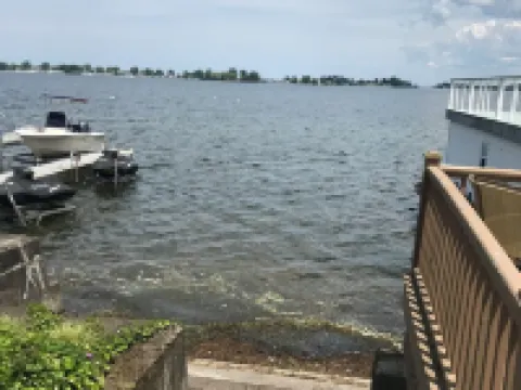 Charming Cottage on the Bay and Golf Course with private patio and boat dock. Hotéis em Sodus