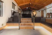 NEW! Remodeled Modern Creekside, 30min from Yosemite