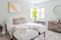 Modern|Aesthetic|2BR|Evanston|Next to Beach Searle Center for Advancing Learning and Teaching周辺のホテル