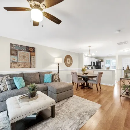 Stylish 2-Bed townhouse Отели рядом с достопримечательностью «Торговый центр Triangle Town Center»
