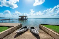 Hot Tub, Kayaks, Underwater Fishing Light! Luxurious Pitch-n-Skip Hideaway! - 4-Star
