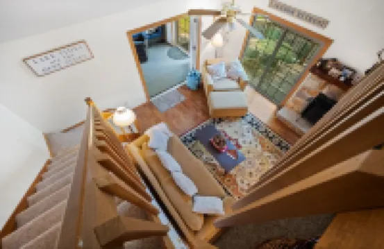 Cozy Chalet Style Home, Walk to Lake Harmony