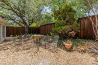 Private Hot Tub, Stone Floors, Tall Fenced Yard, Fire Pit, & BBQ Grill Hotel in zona Grand Prairie Premium Outlets