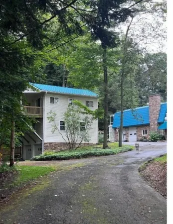 Chaut. Lake & Comedy Center Guesthouse Отели в г. Элликотт