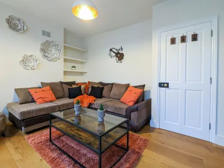 Charming 3BR in Trendy Tottenham Neighborhood