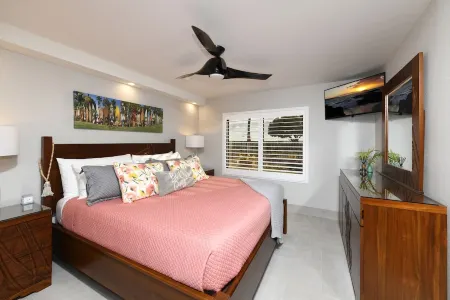 Stunning Beachfront Retreat 45 steps from Sugar Beach Отели рядом с достопримечательностью «КИХЕИ БЭЙ СЕРФ»