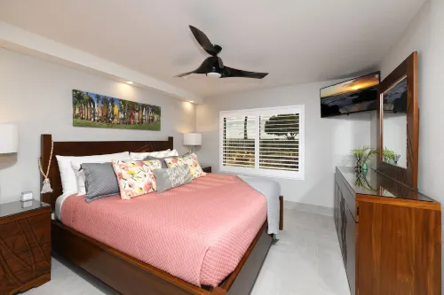 Stunning Beachfront Retreat 45 steps from Sugar Beach