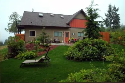 "THE LOFT" romance, luxury, stunning water and mountain views!
