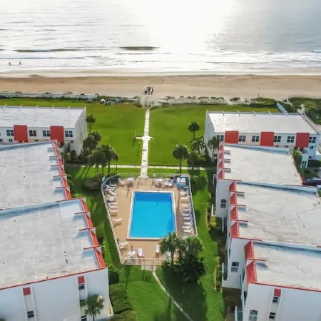 Deluxe ocean-view, poolside, first floor flat with 2 bedrooms, 2 baths