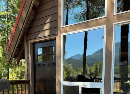 Riverfront and mountain view cabin with WiFi in Packwood Отели рядом с достопримечательностью «La Wis Wis Campground»