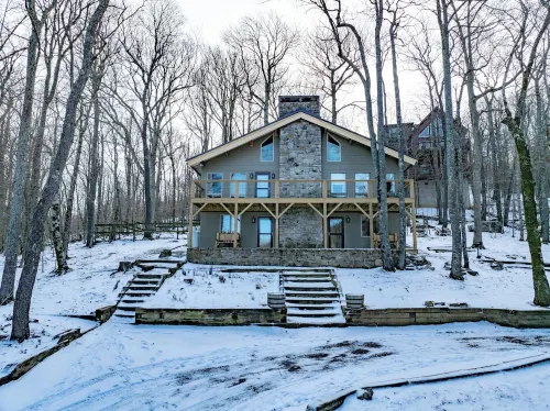 Beech Mtn: Walk to Slopes, Sleeps 9, Pet Friendly, Mountain Views, Cozy Retreat